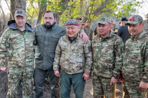 Султан Хамзаев посетил передовую и наградил военнослужащих