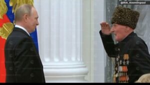 Владимир Путин вручил госнаграду столетнему дагестанцу