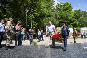 Сергей Меликов возложил цветы к Вечному огню в Махачкале