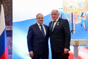 Сергей Меликов вручил Абдулмуслиму Абдулмуслимову орден Почета РД III степени