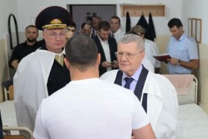 В Дагестане Юрий Чайка и Сергей Бачурин навестили полицейских, пострадавших в результате теракта