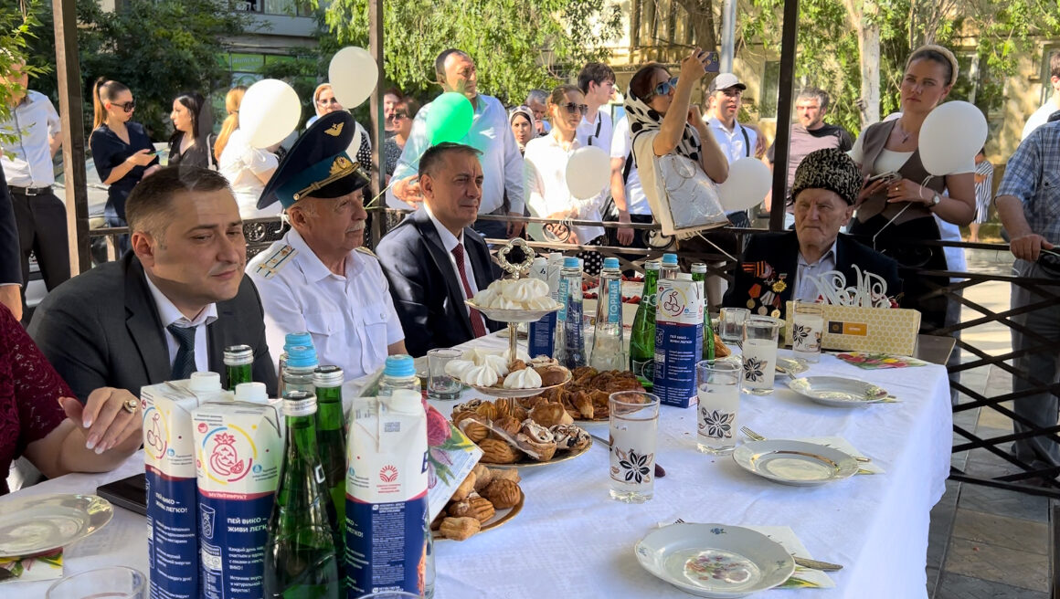 Для ветерана ВОВ Мусы Багаутдинова организовали концерт на дому