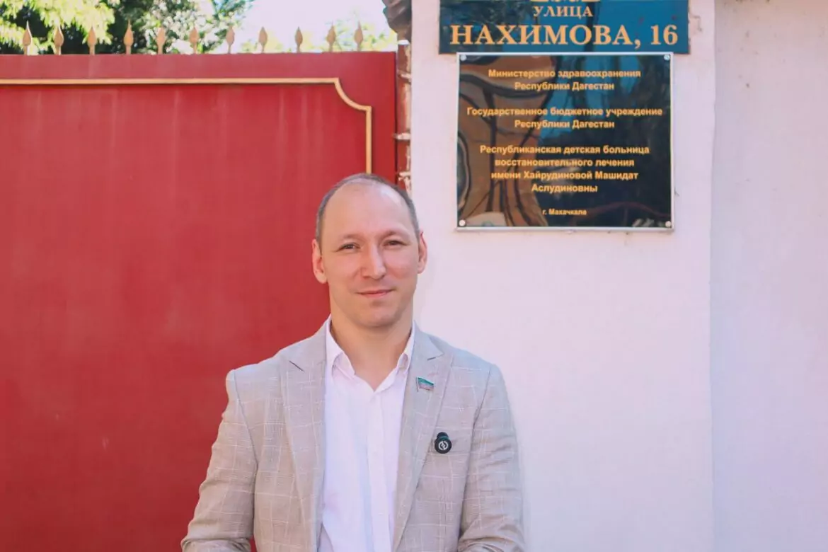 В Махачкале пандусы больницы получили новое покрытие после жалобы жителя