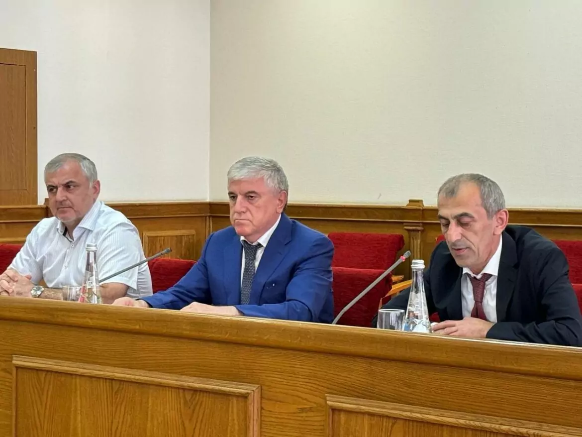 В мэрии Махачкалы обсудили вопросы транспорта и ЖКХ