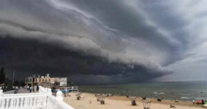 Полиция и МЧС вызволили 14 человек из штормового моря