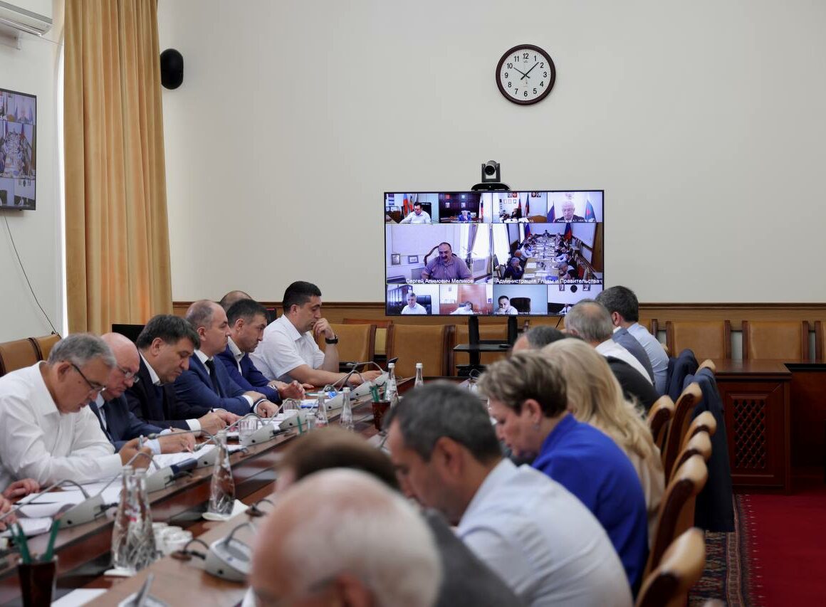 Сергей Меликов потребовал повышения качества и оперативности ответов на обращения граждан