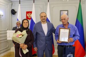 Абдулгамида и Гюлгес Халиковых с Днем семьи поздравил глава Дагестана
