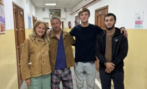 Герои из Дагестана спасли туристов из горящего автомобиля