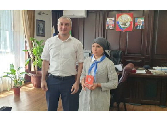 Абдуразак Джамалутдинов вручил паспорта школьникам-активистам Движения Первых