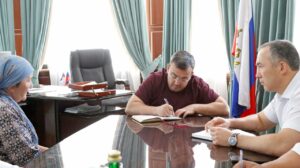 В Ногайском районе врио министра труда РД провел личный прием граждан