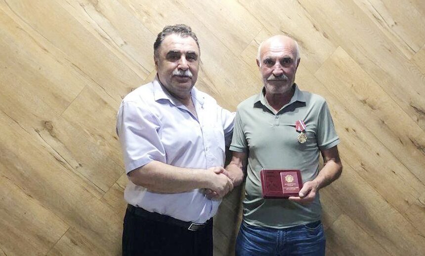 Дагестанский доброволец СВО Сафидин Рагимов награжден медалью имени генерал-полковника М. Танкаева