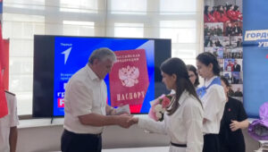 Юсуп Умавов вручил паспорта активистам «Движения первых»