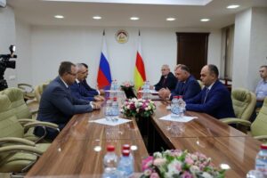 Южная Осетия наградила Энрика Муслимова за вклад в развитие отношений