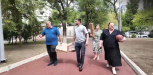 Вице-премьер Руслан Алиев подарил 22 лицею инвентарь для сдачи ГТО
