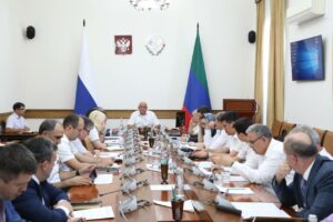 Абдулмуслим Абдулмуслимов проводит совещание по результатам Дагестана в Национальном рейтинге инвестклимата
