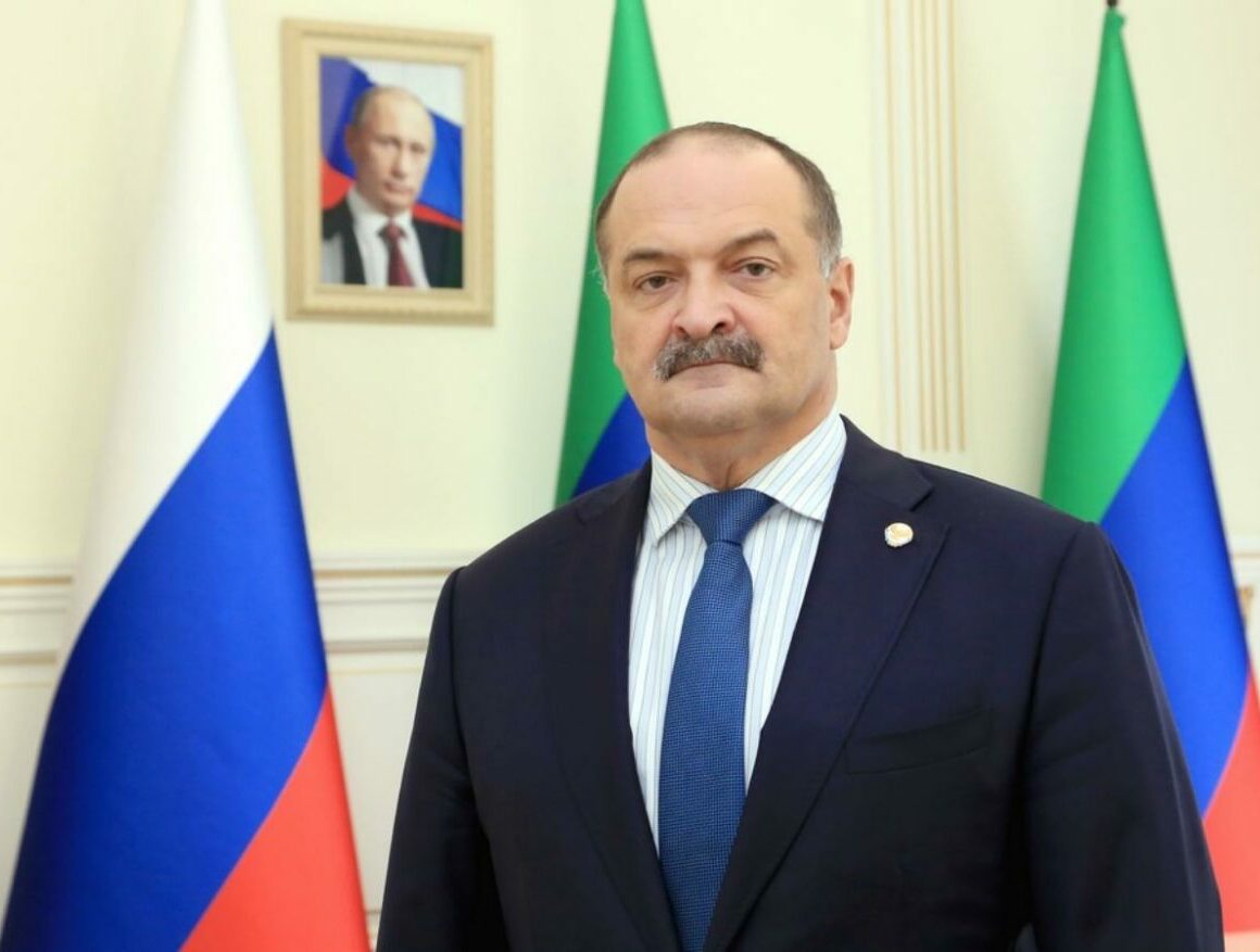 С Днем Государственного флага РФ дагестанцев поздравил глава региона