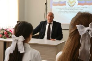 Абдулмуслим Абдулмуслимов провел урок мужества в новой каспийской гимназии