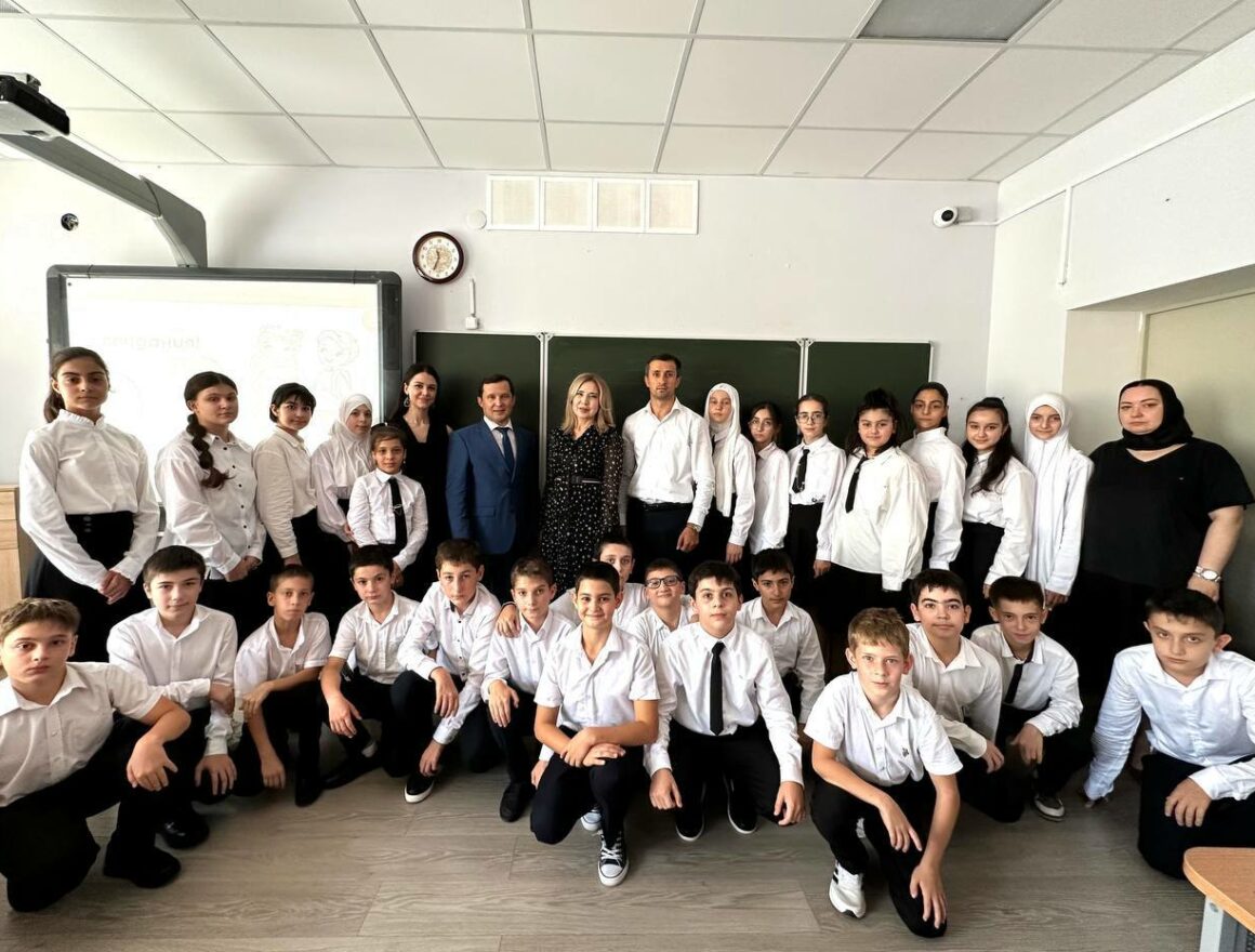 Айдар Байрамов провел урок для школьников Махачкалы