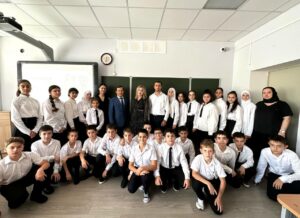 Айдар Байрамов провел урок для школьников Махачкалы