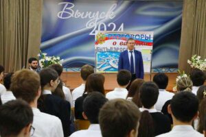 Манвел Мажонц провел открытый урок "Разговоры о важном" для школьников Махачкалы