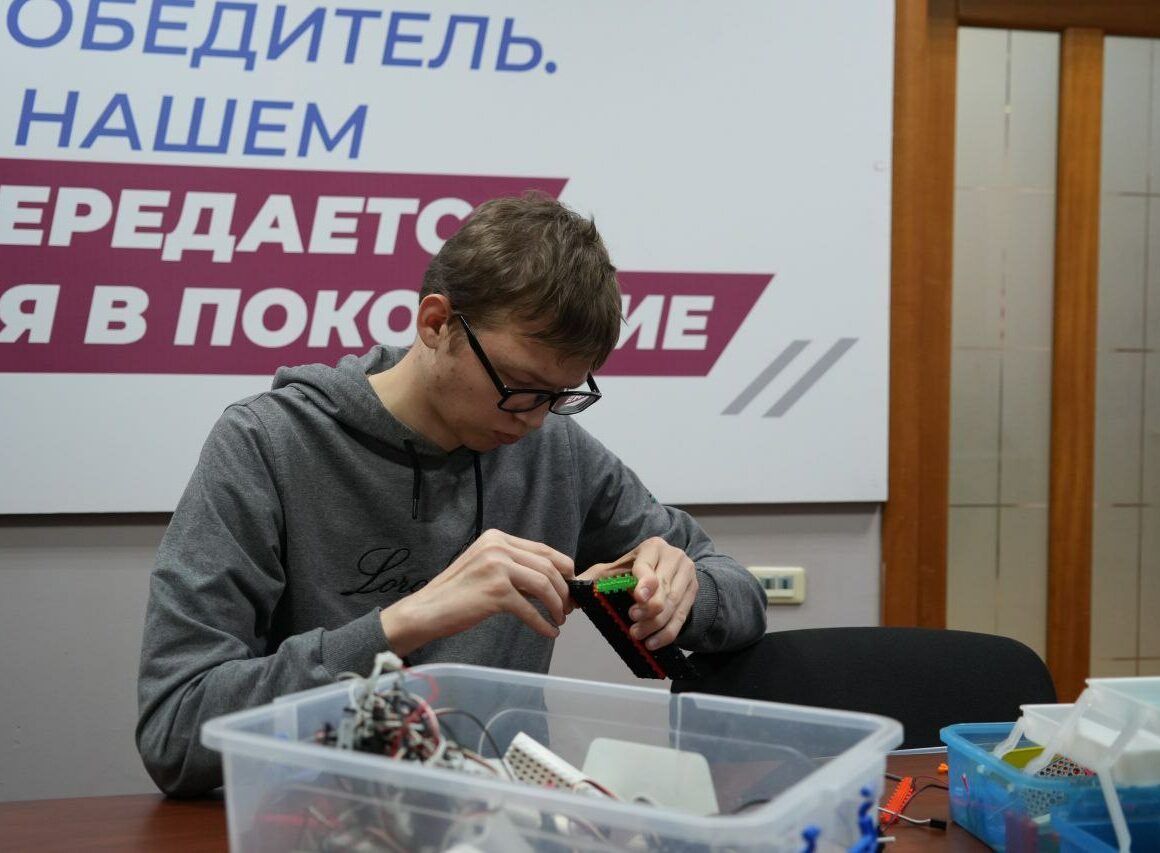 В штабе ЕР РД прошел мастер-класс "РОБОТРЕК" для детей участников СВО