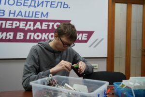 В штабе ЕР РД прошел мастер-класс "РОБОТРЕК" для детей участников СВО