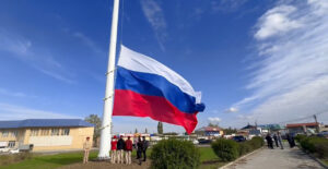 В Хасавюрте прошла акция «Равнение на флаг»