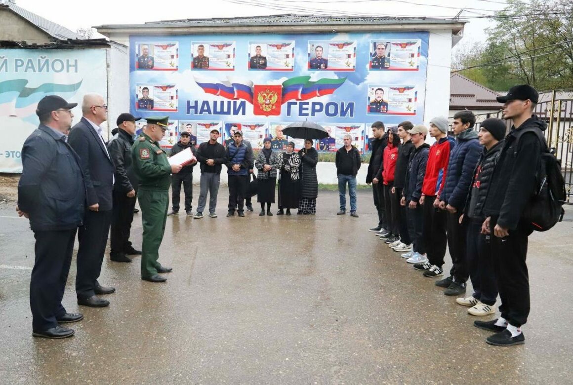В Табасаранском районе проводили первую группу призывников на срочную службу