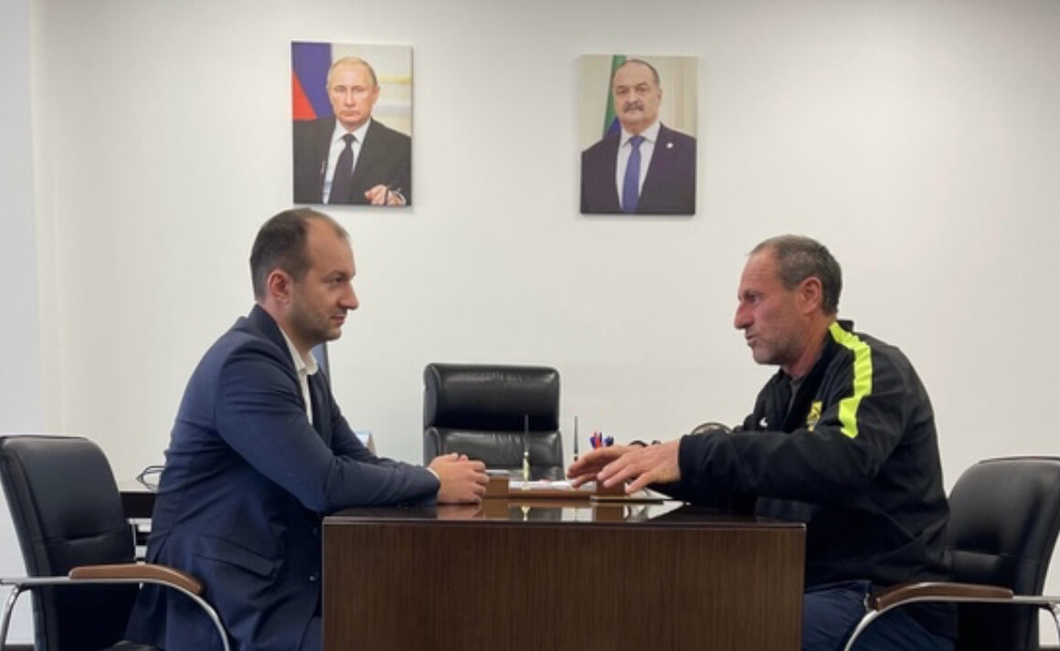 Оператор ТОСП МФЦ Айнудин Асуев отправился защищать Родину