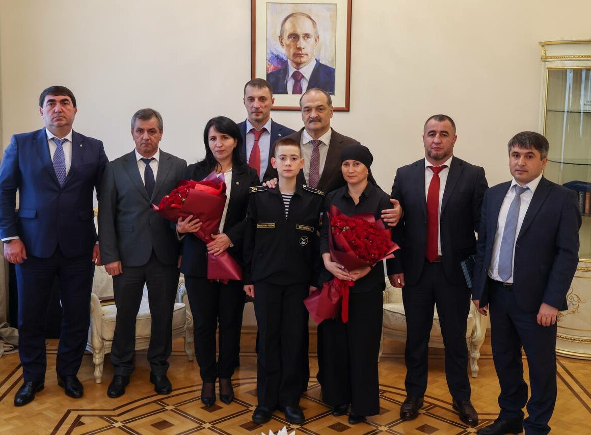 Глава Дагестана встретился с сыном Героя России