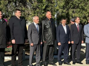В Каспийске открыли памятник легендарному борцу Владимиру Юмину