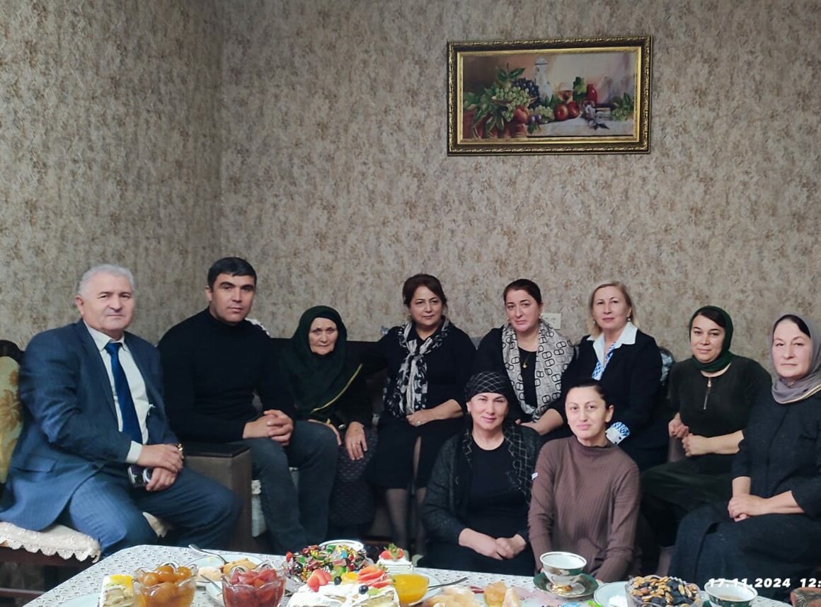 Общественники Дербентского района навестили мать героев-участников СВО