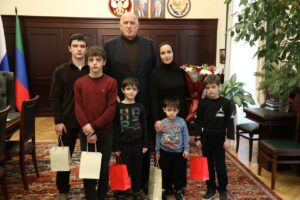 Абдулмуслим Абдулмуслимов поздравил семью участника СВО с Новым годом