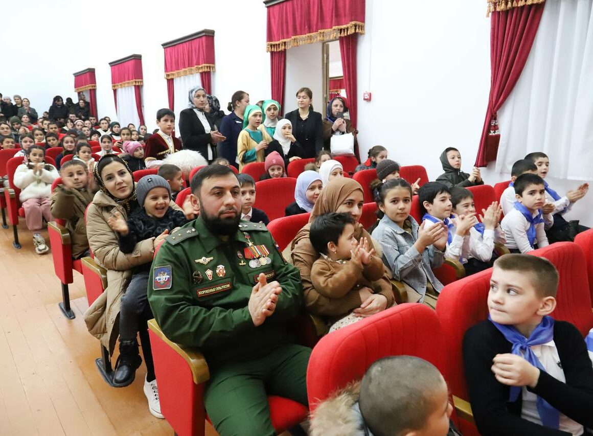 В Табасаранском районе для детей участников СВО показали новогоднее представление