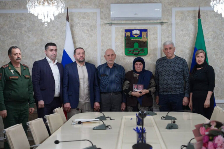 В Хасавюрте почтили память погибшего в СВО Багавдина Тавлуева