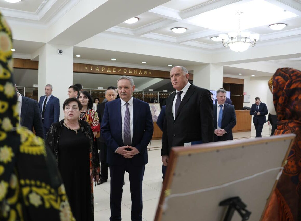 Заместитель директора ФСБ России ознакомился с дагестанской культурой перед совещанием по борьбе с терроризмом