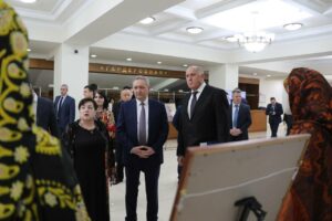 Заместитель директора ФСБ России ознакомился с дагестанской культурой перед совещанием по борьбе с терроризмом