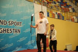 Сын участника СВО стал факелоносцем эстафеты Олимпиады народов мира в Каспийске
