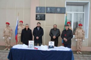 В школах Избербаша установили памятные доски погибшим участникам СВО