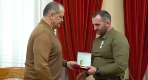 Сергей Меликов вручил медаль полковнику Руслану Мансурову