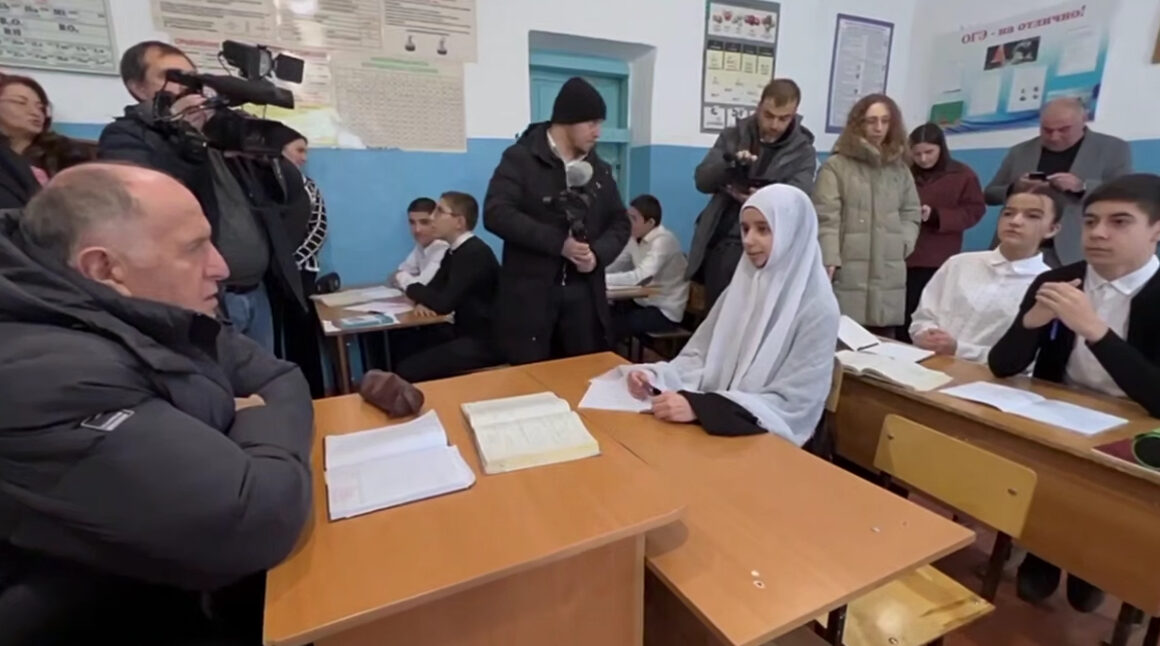 Абдулмуслим Абдулмуслимов проверил  школьников на знание истории