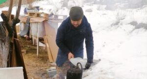 В Мехельте помогли участнику СВО с водоснабжением