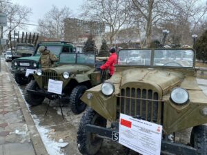 Абдулмуслим Абдулмуслимов осмотрел военную технику на выставке в Махачкале