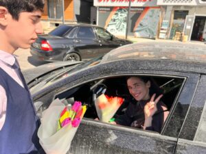 В Дагестане дети поздравили женщин за рулем с 8 Марта