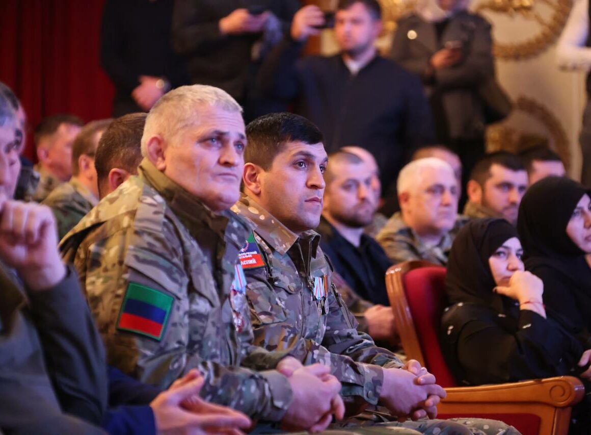 В Русском театре военнослужащим батальона «Каспий» вручили государственные награды
