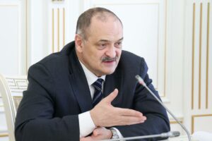 Сергей Меликов потребовал усилить борьбу с фиктивным трудоустройством в дагестанских школах