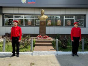 Герои России возложили цветы к памятнику Юсупа Акаева