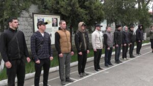 Из военкомата Кизляра торжественно отправили первых призывников