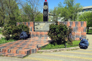 Сотрудники УФСИН по РД провели акцию по благоустройству захоронений ветеранов