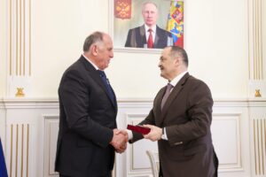 Сергей Меликов наградил Абдулмуслима Абдулмуслимова орденом Почёта
